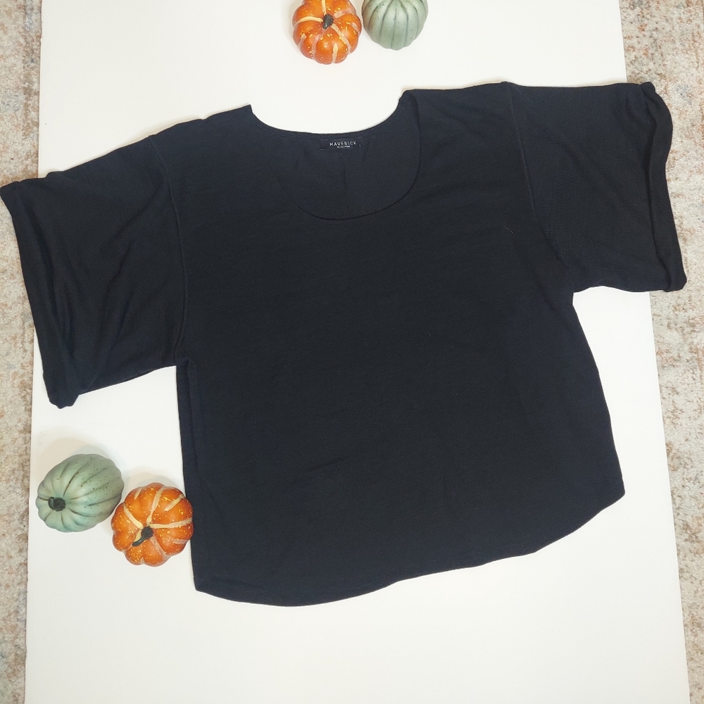 Black Top with oversized sleeves
